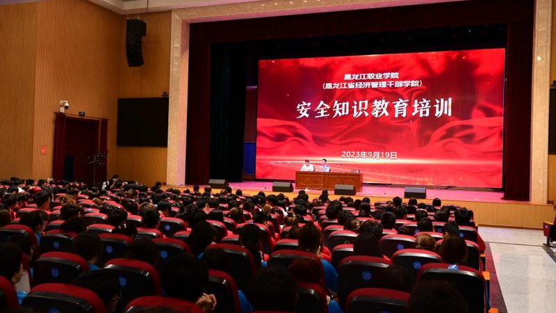 选择标准：关注课程体系、师资力量、教学环境